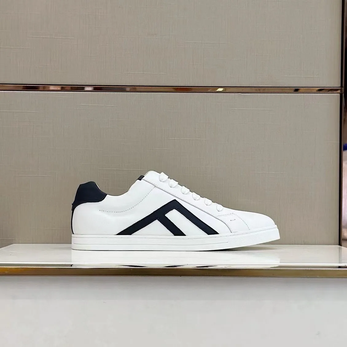 Factory price: 380💰 Fendi men's sports shoes - top version. In the corner, there is no limit to expression, highlighting the FF element cowhide to highlight personality, walking well! The shoe mouth is embossed with brand letters with a cowhide label. Cowhide upper + cowhide stitching mesh lining + T men's men's shoes 💰U outsole Size: 38-44, (customized at 45)
